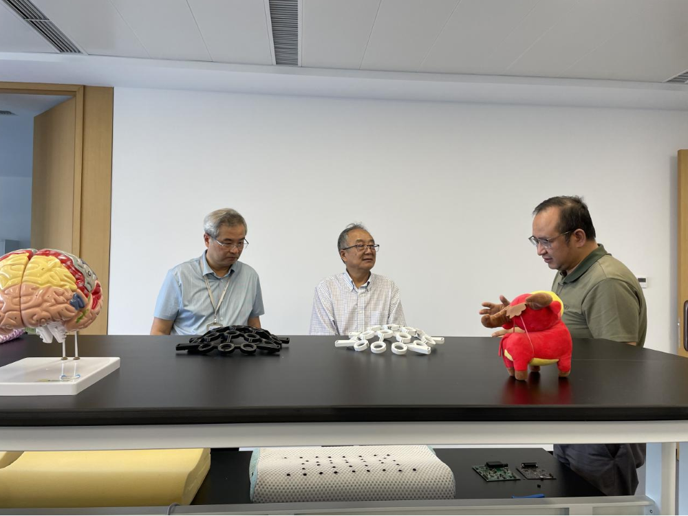 中國科學院外籍院士、美國杜克大學終身講席教授王小凡訪問廣東省智能院